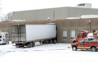 В США грузовик врезался в здание начальной школы, есть пострадавшие