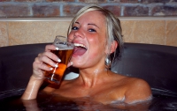 Изюминка Чехии – пивные ванны с девушками (ФОТО)