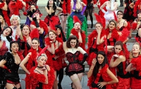 Полураздетые танцовщицы устроили «массовый бурлеск» (ФОТО) 