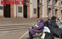 В Киеве бомж повредил памятник и теперь осужден 