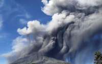 В Индонезии началось зрелищное извержение вулкана (видео)