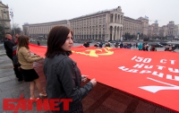 Майдан Незалежности в Киеве накрыли огромным красным флагом (ФОТО)