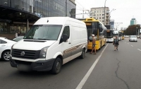 В Киеве водитель в час пик ушел по своим делам, заблокировав транспорт