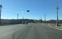 Демократия дорожного движения: на мосту Патона в Киеве исчезла дорожная разметка