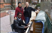 На улицах Лондона можно бесплатно поиграть на фортепьяно