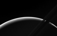 Зонд Cassini получил фотографии Сатурна в момент восхода солнца