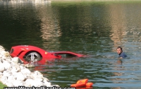 Чтобы избежать столкновения Ferrari F430 свернул в озеро (ФОТО)