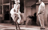 Легендарные платье Монро и котелок Чаплина выставлены на аукцион  