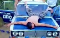 В России милиционеры напились, показывали «пятые точки» и танцевали на капоте машины ДПС