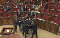 Армянские депутаты с запалом подрались в парламенте (видео)
