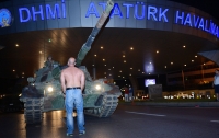 Мятежники в Турции на танке наехали на протестующего