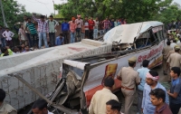В Индии обрушился мост, десятки погибших