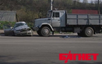 В Киеве произошла жесткая авария с участием двух грузовиков (ВИДЕО)