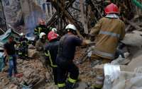 В Запорожье из-под завалов дома после обстрела спасли семью с ребенком