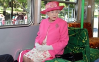 Как Елизавета II каталась на трамвае в Мельбурне (ФОТО)