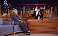 Американский телеведущий надел медмаску при встрече с Клинтон