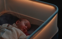 Розумна колиска заколисує дитину вдома, імітуючи подорож у авто