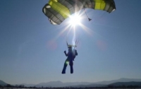 Мужчина в шортах прыгнул с парашютом в -30°C и установил мировой рекорд