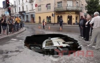 В Тернополе в яму на дороге «провалили» бусик с азиатами