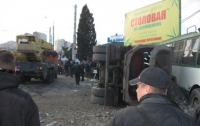В Крыму грузовик завалился на троллейбус (ФОТО)