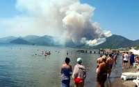 Возле турецкого курортного города Мармарис бушуют лесные пожары (видео)