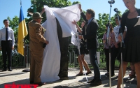 В Киеве появился памятник современным Ромео и Джульетте (ФОТО)
