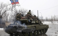 Боевики на Донбассе активно стягивают танки и гаубицы