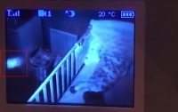 Отец снял призрак-няню возле годовалой дочери (видео)
