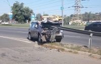 В Киеве внедорожник на скорости врезался в отбойник