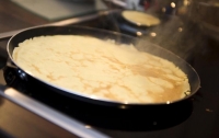Рекордное количество блинов испекли французские кулинары за сутки на одной сковородке