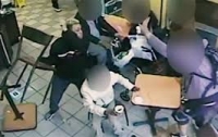 Подростки устроили жестокое побоище стульями в кафе (видео)
