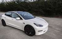 Tesla сокращает производство популярной модели: названа причина