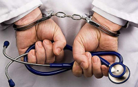Известного врача-трансплантолога задержали на взятке в $20 тысяч
