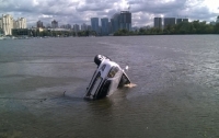 В Киеве мужчина утонул в своем автомобиле