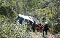 В Колумбии пассажирский автобус упал в пропасть