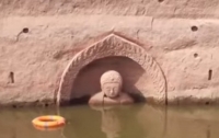 В Китае из воды появилась древняя статуя Будды