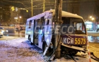 Маршрутка в Киеве сбила двоих на остановке и влетела в столб