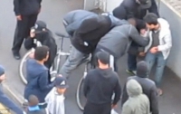 Бунтовщики на улицах Лондона раздевают и грабят прохожих средь бела дня (ВИДЕО)