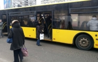 Пассажиры выломали дверь киевского автобуса