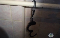 Киевлянин пристегнул своего квартиранта наручниками к батарее