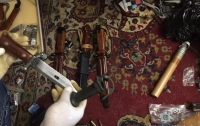 От холодного оружия до артснарядов: В квартире жителя Ровно нашли склад оружия