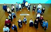 В рф и на ВОТ Украины школьников заставляют становиться на колени в форме пятиконечной звезды