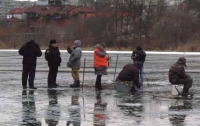 Рыбак дрейфовал на льдине по водохранилищу