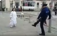 Полицейский и монахиня сыграли в футбол посреди улицы (видео)