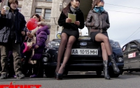 В Киеве «женское ралли» началось демонстрацией стройных ног участниц (ФОТО)