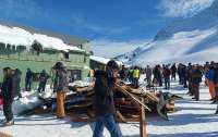 В турецком горнолыжном центре из-за снега упал навес: Восемь человек пострадали