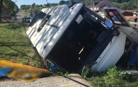 В Черновицкой области перевернулся автобус, 11 человек пострадали