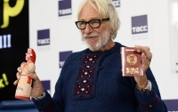 Пьеру Ришару в Москве вручили паспорт