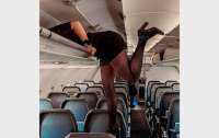 Фото стюардессы в необычной позе впечатлило подписчиков