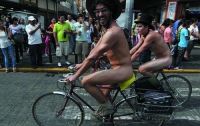 Мексиканцы голышом проехались на велосипедах